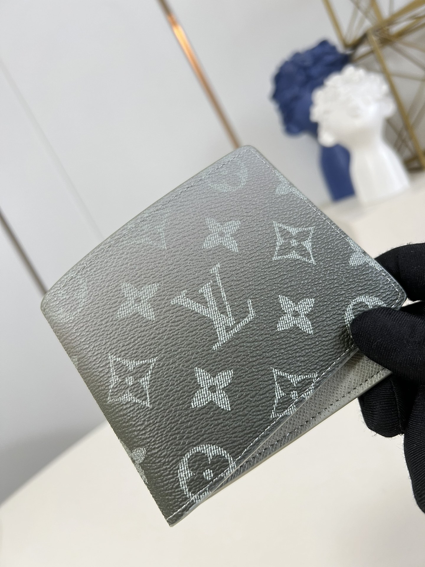 LOUIS VUITTON 2410LV025 