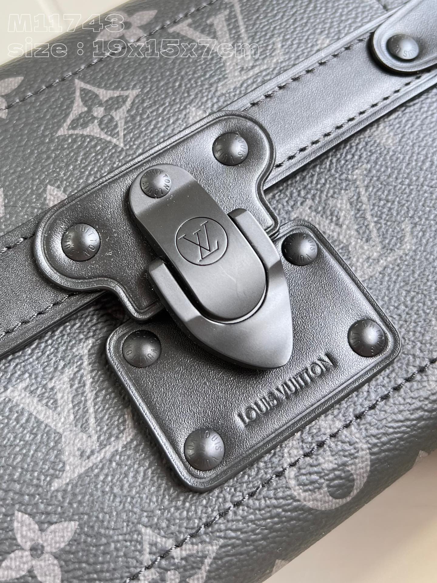 LOUIS VUITTON 2410LV032 