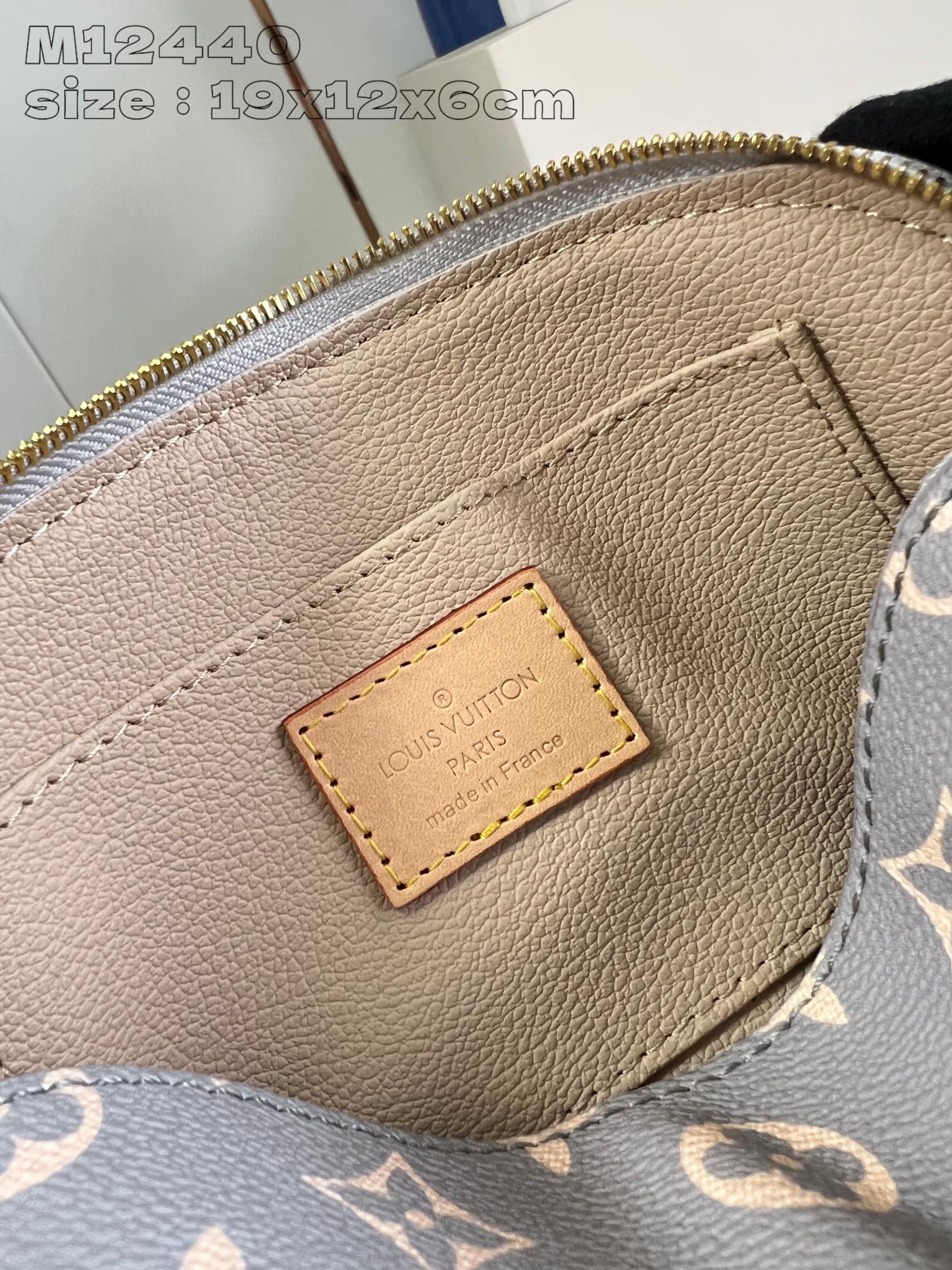 LOUIS VUITTON 2410LV038 