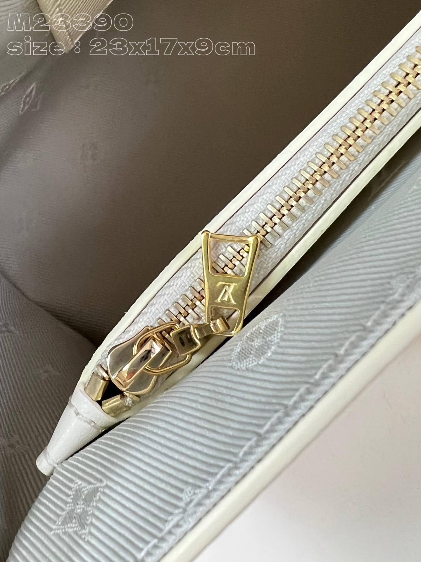 LOUIS VUITTON 2410LV044 