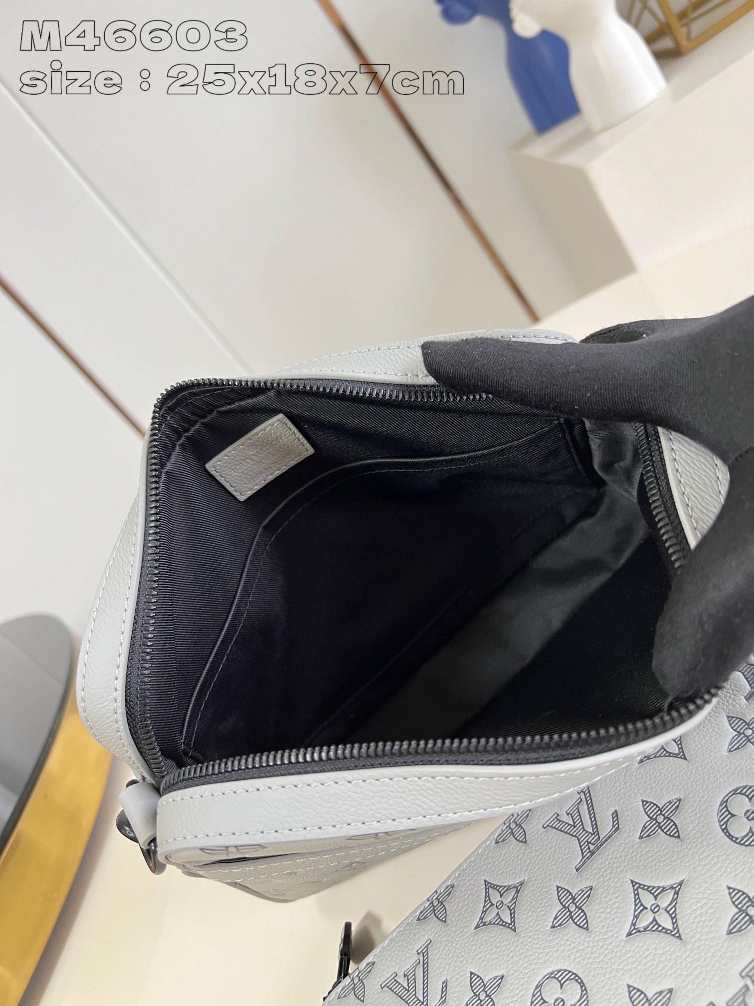 LOUIS VUITTON 2410LV070 