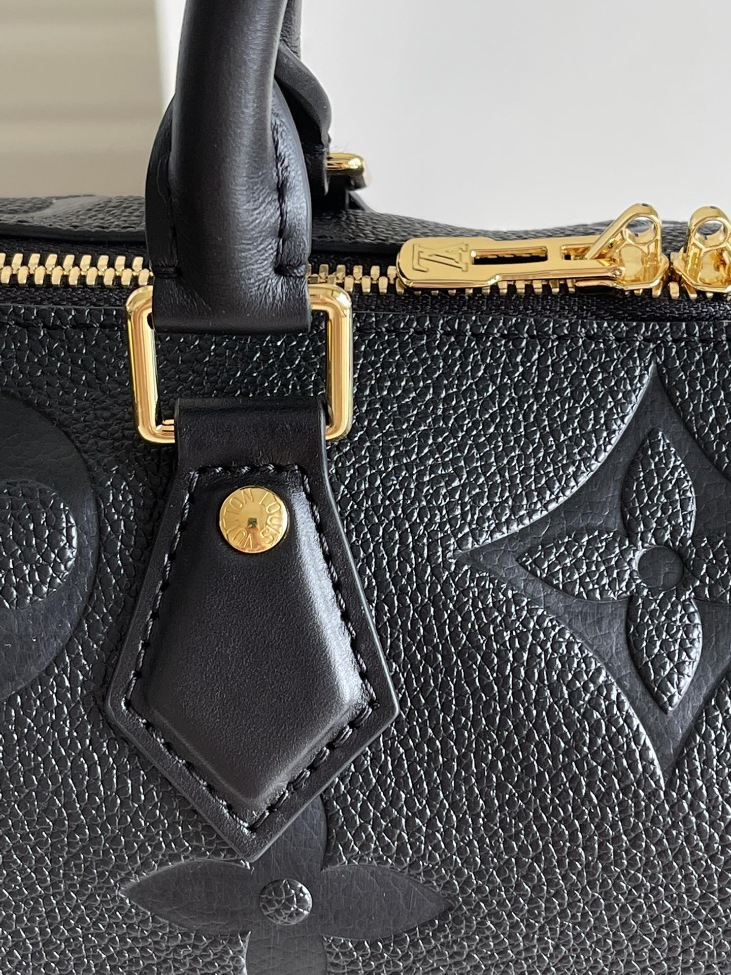 LOUIS VUITTON 2410LV097 