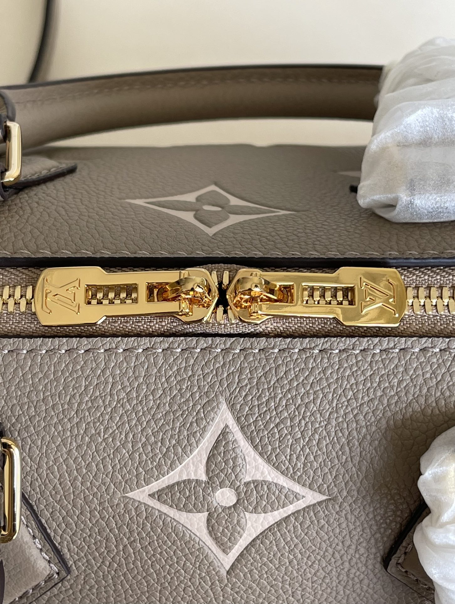 LOUIS VUITTON 2410LV099 