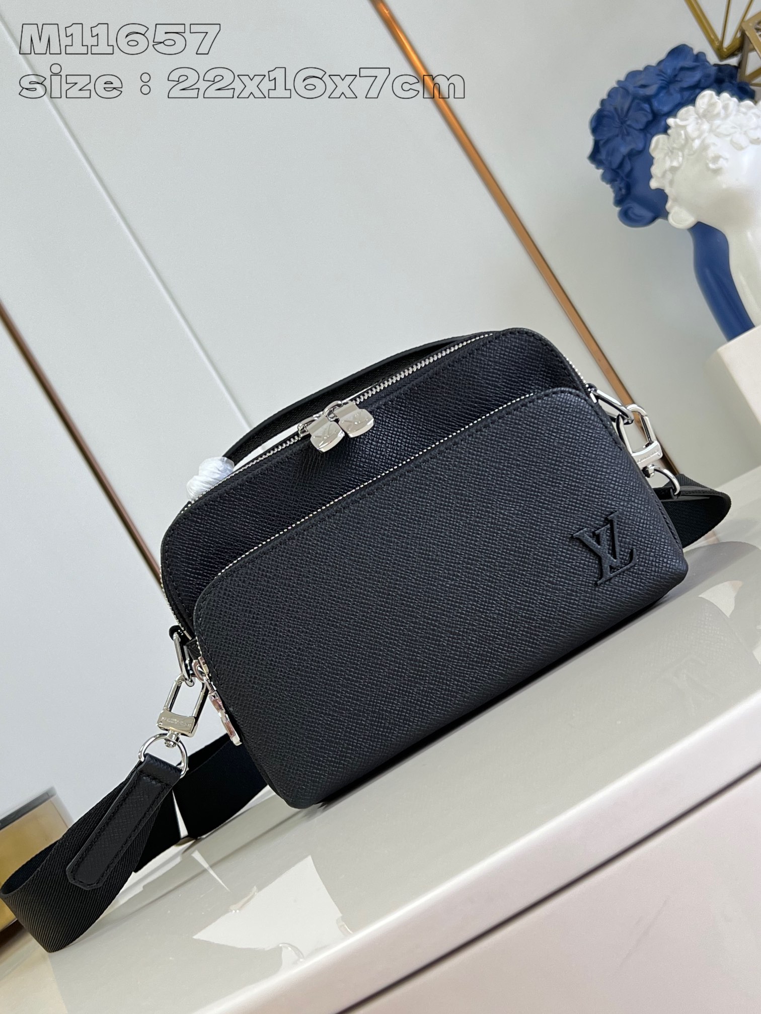 LOUIS VUITTON M11657 Avenue Messenger