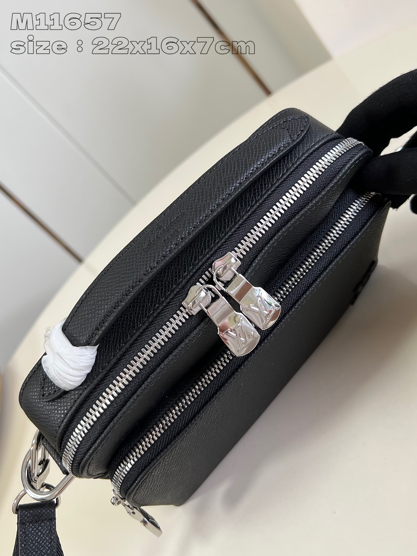 LOUIS VUITTON M11657 Avenue Messenger