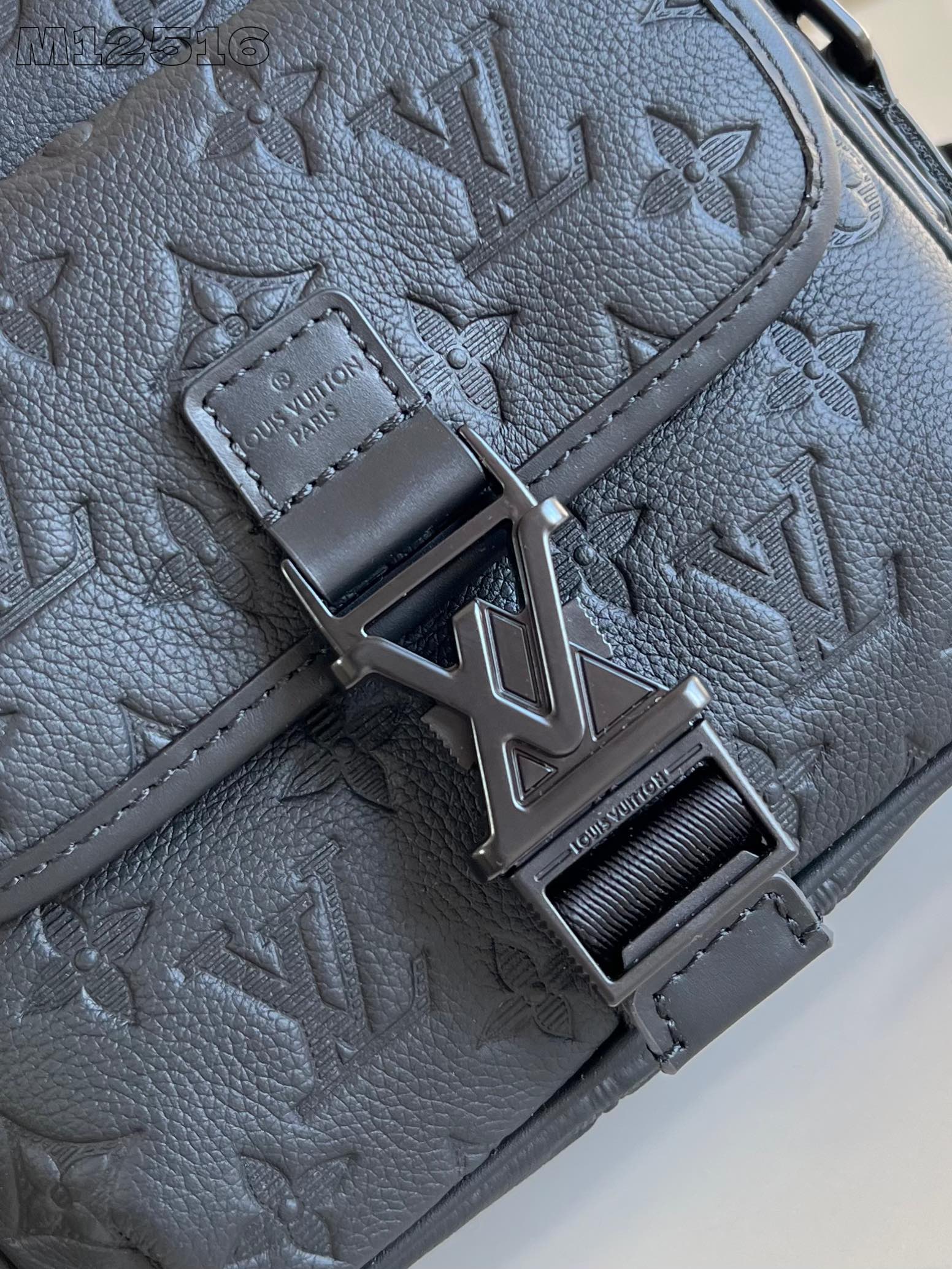 LOUIS VUITTON M12516 Getaway Messenger