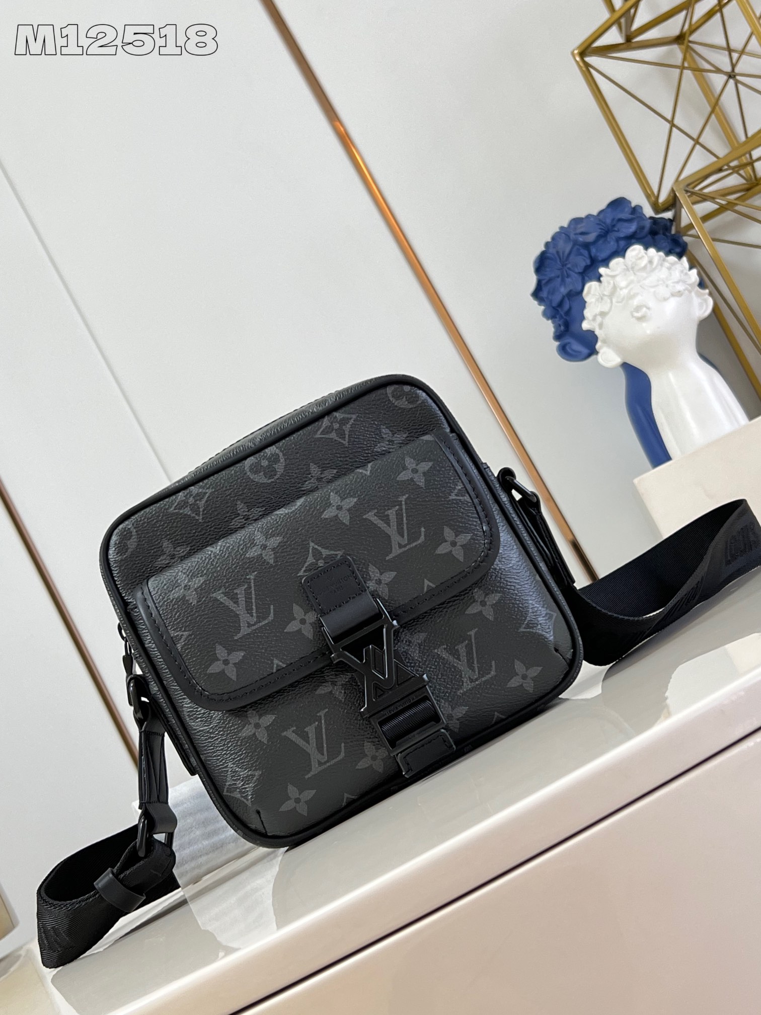 LOUIS VUITTON M12518 Getaway Messenger