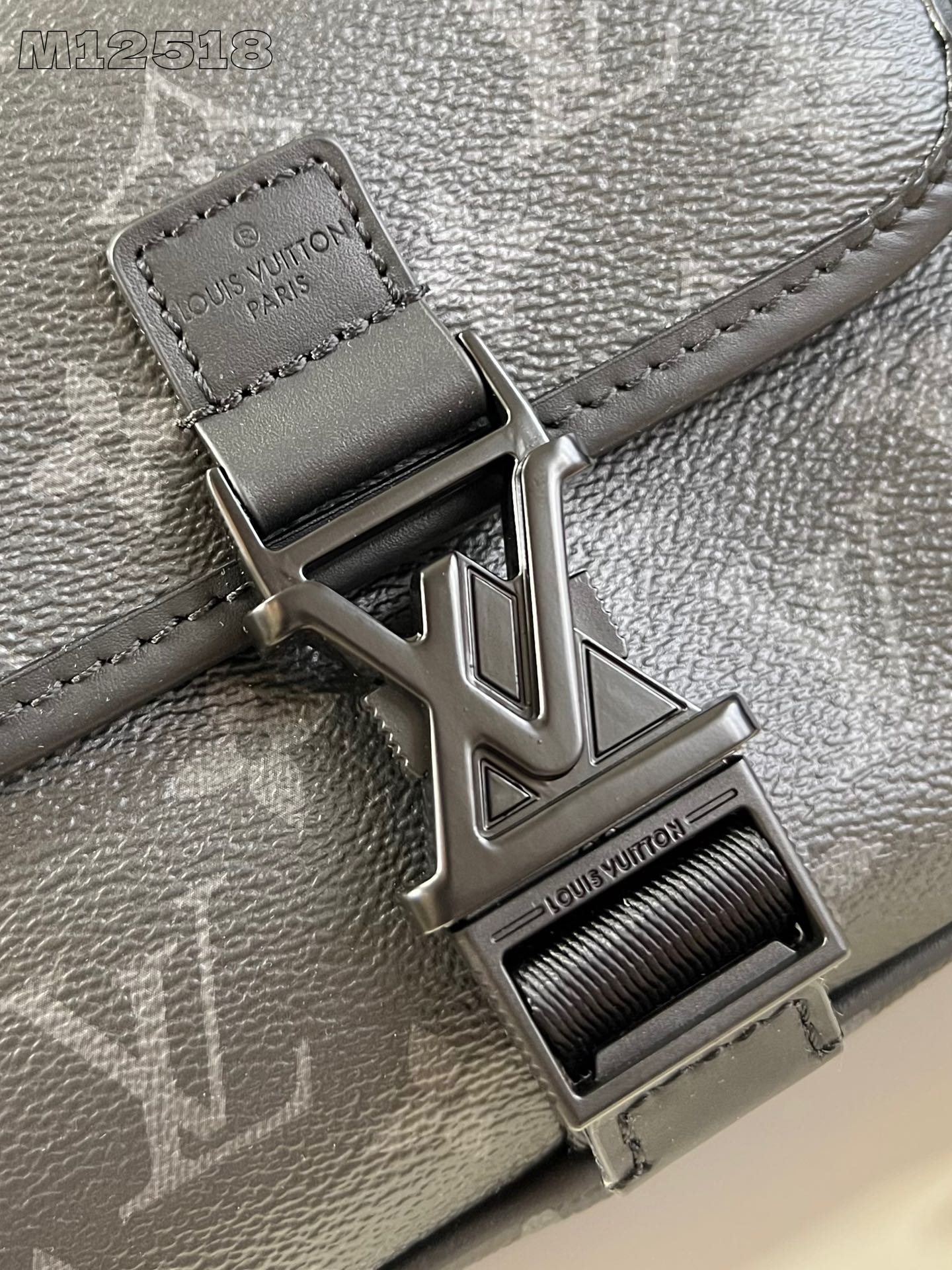 LOUIS VUITTON M12518 Getaway Messenger