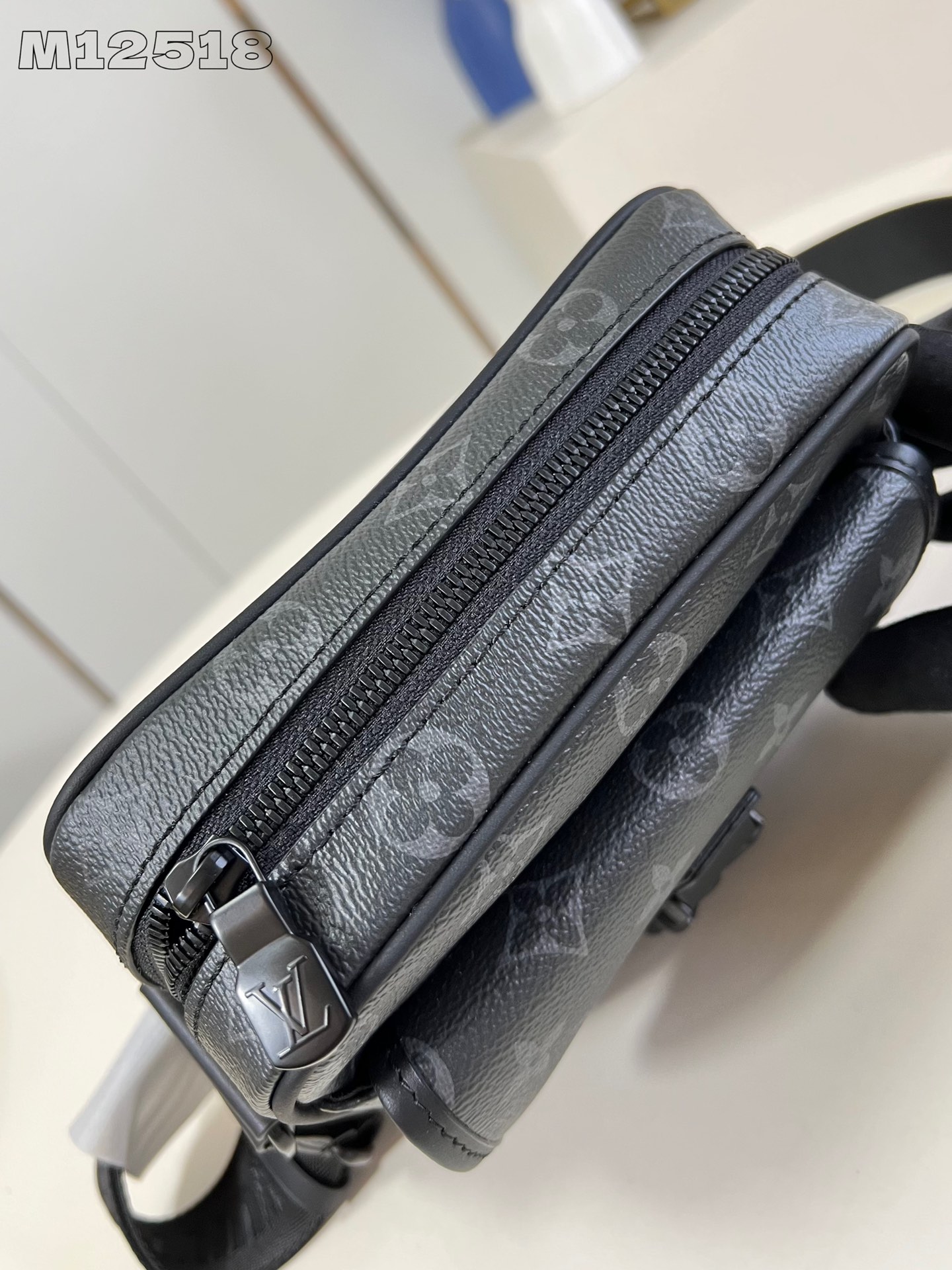 LOUIS VUITTON M12518 Getaway Messenger